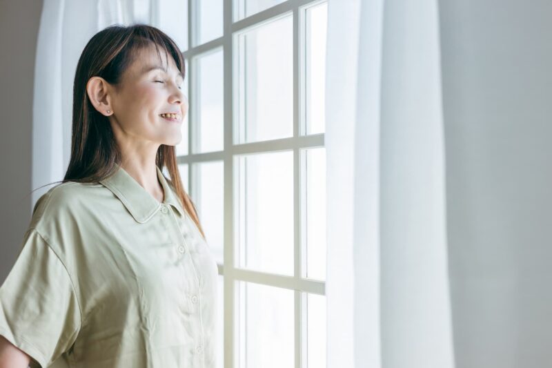 きれいな空気で気持ちいい女性の画像