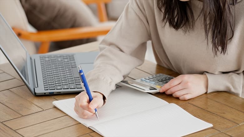 簿記3級の勉強をしている女性の画像