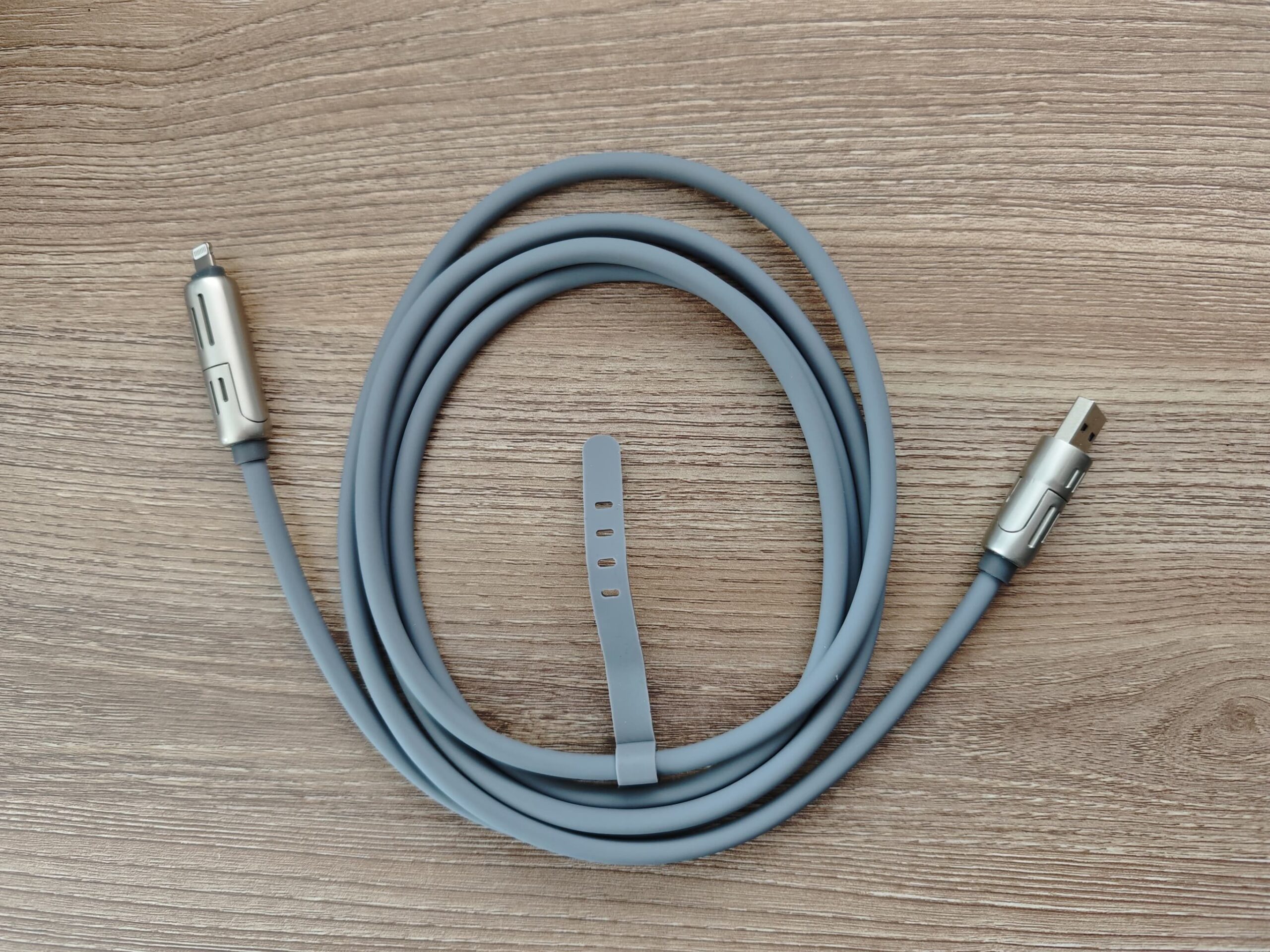 LISEN 4in1マルチ充電ケーブル画像