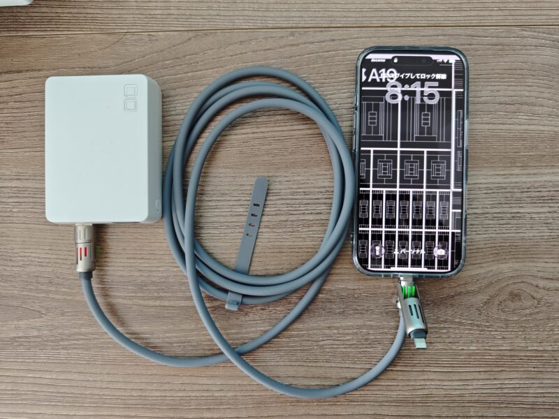 LISEN4in1充電ケーブルでiPhone17を充電