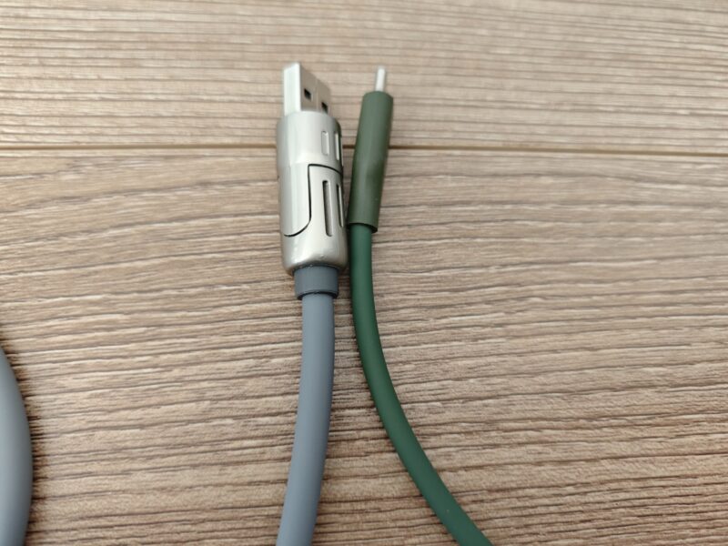 LISEN 4in1充電ケーブルと他社製ケーブル太さ比較