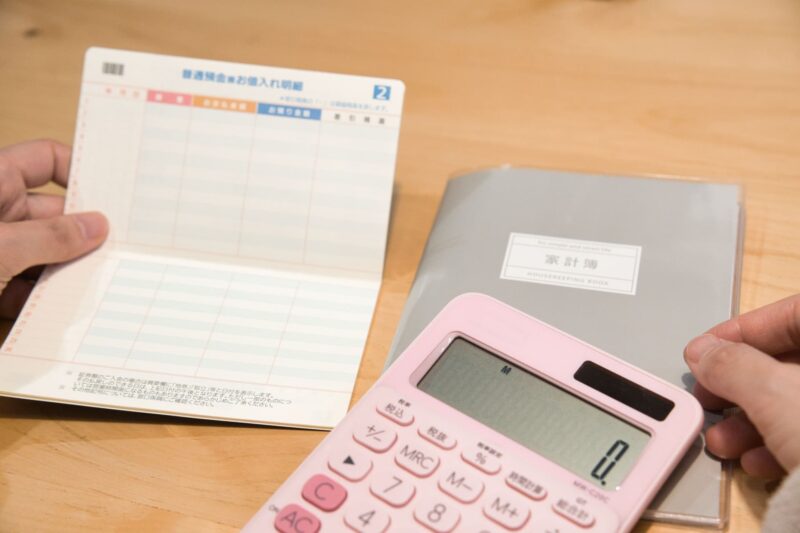 通帳と電卓の画像