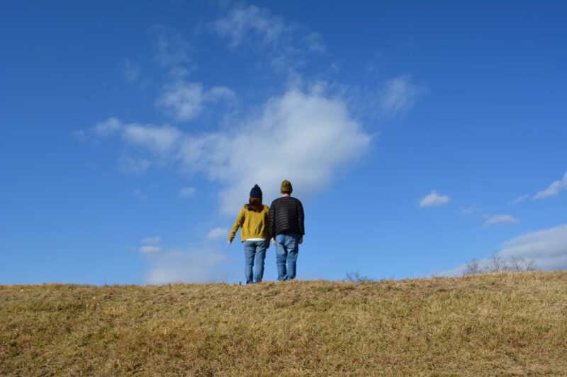 仲良く寄り添う夫婦の画像