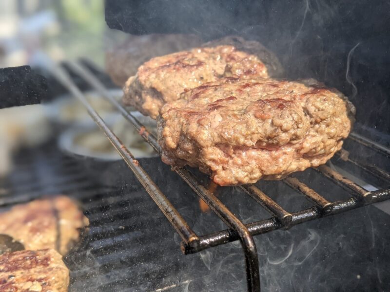 ジュージュー焼いているハンバーグ