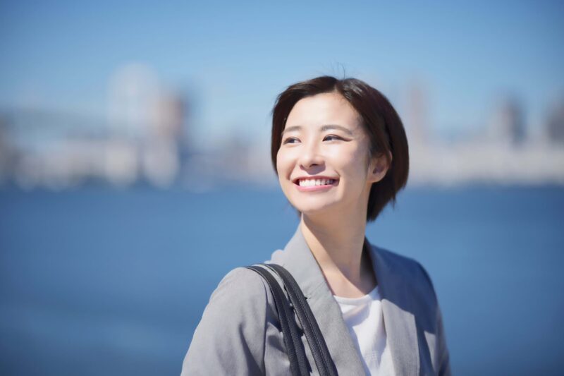 アットセミナーでお金の知識を得て笑顔の女性
